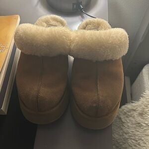 UGG Slippers Size 6